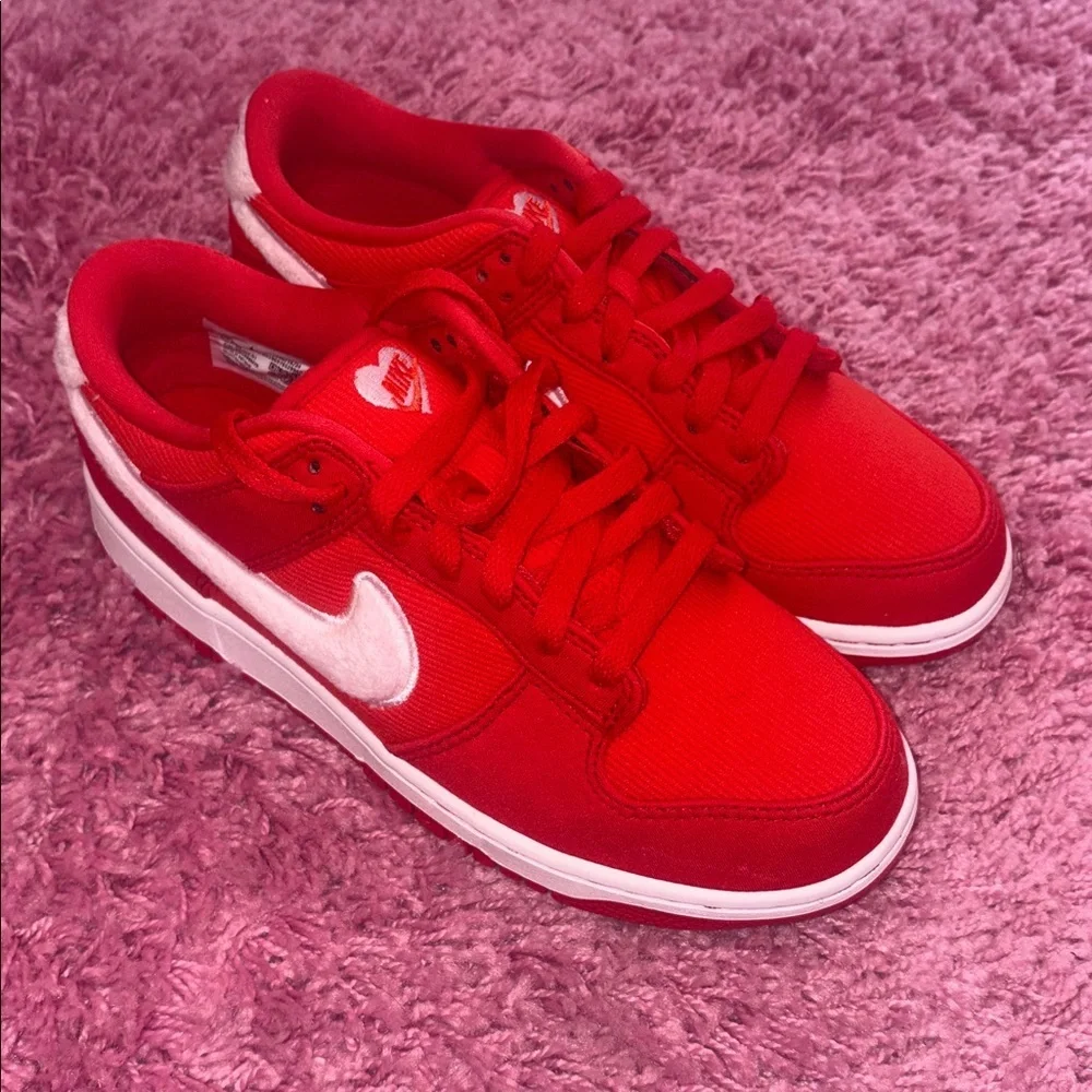 Nike Valentine’s Day Dunks 2024 Red Size 7Y
